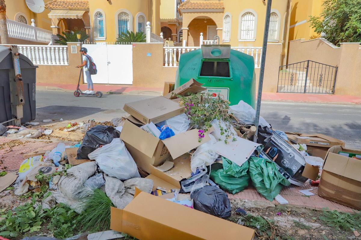 Basura acumulada en una calle de Orihuela Costa