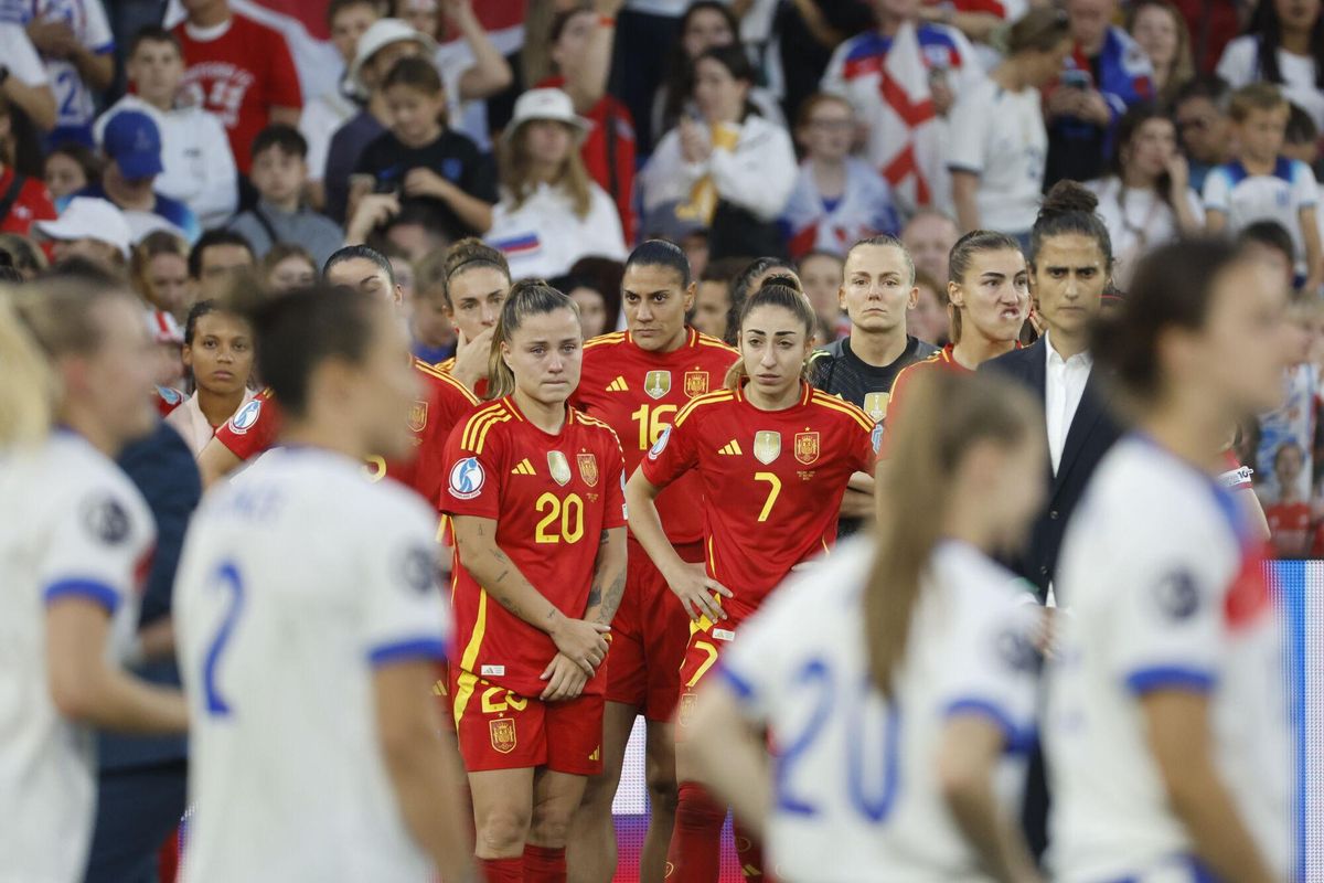 BASILEA (SUIZA), 27/07/2025.- La jugadoras de la selección española antes de acceder al podium para recoger la medalla de subcampeonas de la final de la Eurocopa Femenina 2025, que han disputado este domingo frente a Inglaterra en el St. Jakob Park de Basilea (Suiza). EFE/ Ana Escobar.