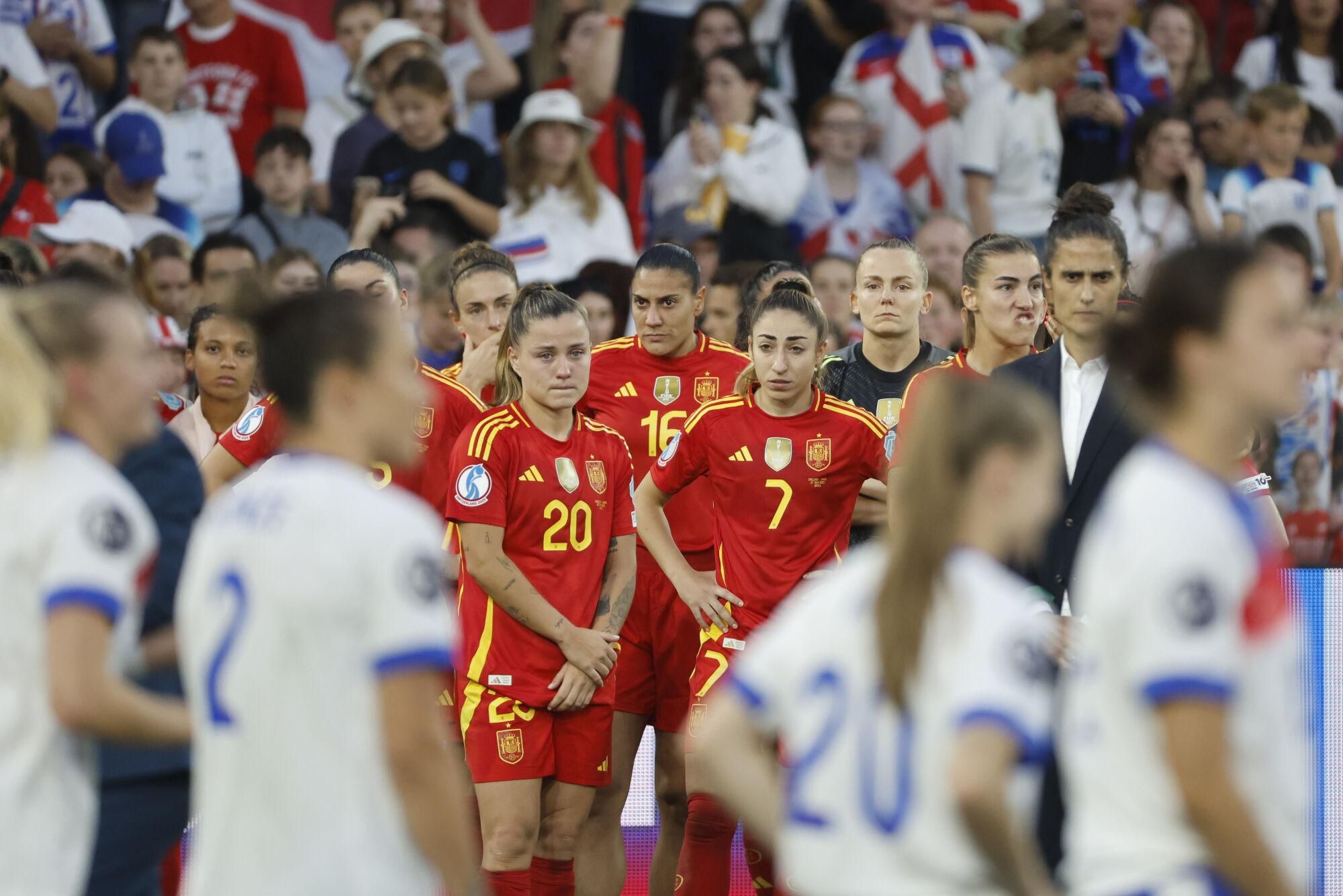 BASILEA (SUIZA), 27/07/2025.- La jugadoras de la selección española antes de acceder al podium para recoger la medalla de subcampeonas de la final de la Eurocopa Femenina 2025, que han disputado este domingo frente a Inglaterra en el St. Jakob Park de Basilea (Suiza). EFE/ Ana Escobar.