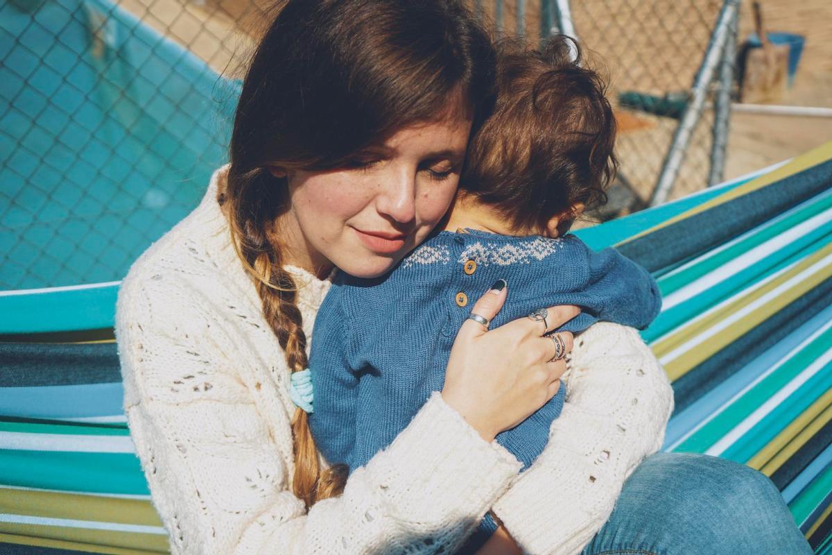Una madre junto a su hijo.
