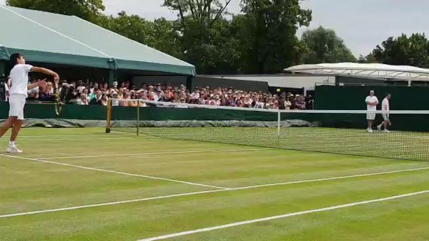 Carlos Alcaraz calienta junto a Federer en Wimbledon júnior