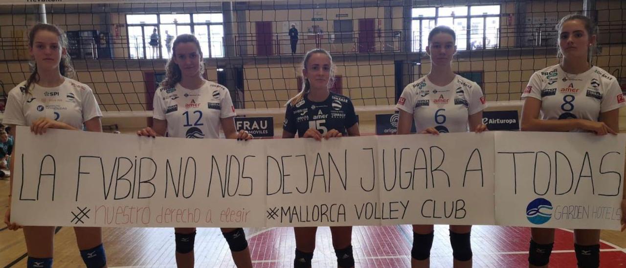 Cinco de las jugadoras afectadas del Garden Hotels Mallorca despliegan una pancarta en Inca.