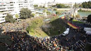 Varios miles de personas se han concentrado en la Plaza de Cuba de Sevilla en defensa de Andalucía.