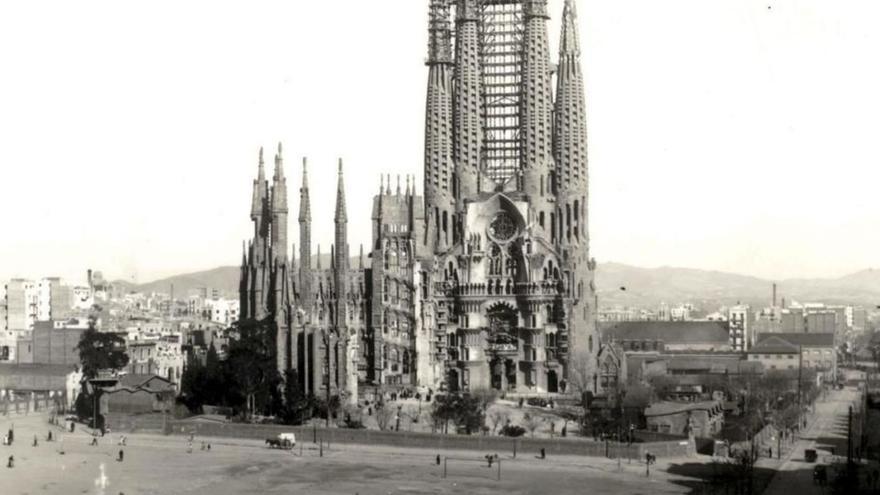 El temple, el 1925, fotografiat des de ponent i amb la torre de Bernabé acabada, a l’esquerra.  | ARXIU MAS / FUNDACIÓ JUNTA CONSTRUCTORA DEL TEMPLE EXPIATORI DE LA SAGRADA FAMÍLIA