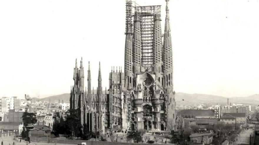 El temple, el 1925, fotografiat des de ponent i amb la torre de Bernabé acabada, a l’esquerra.