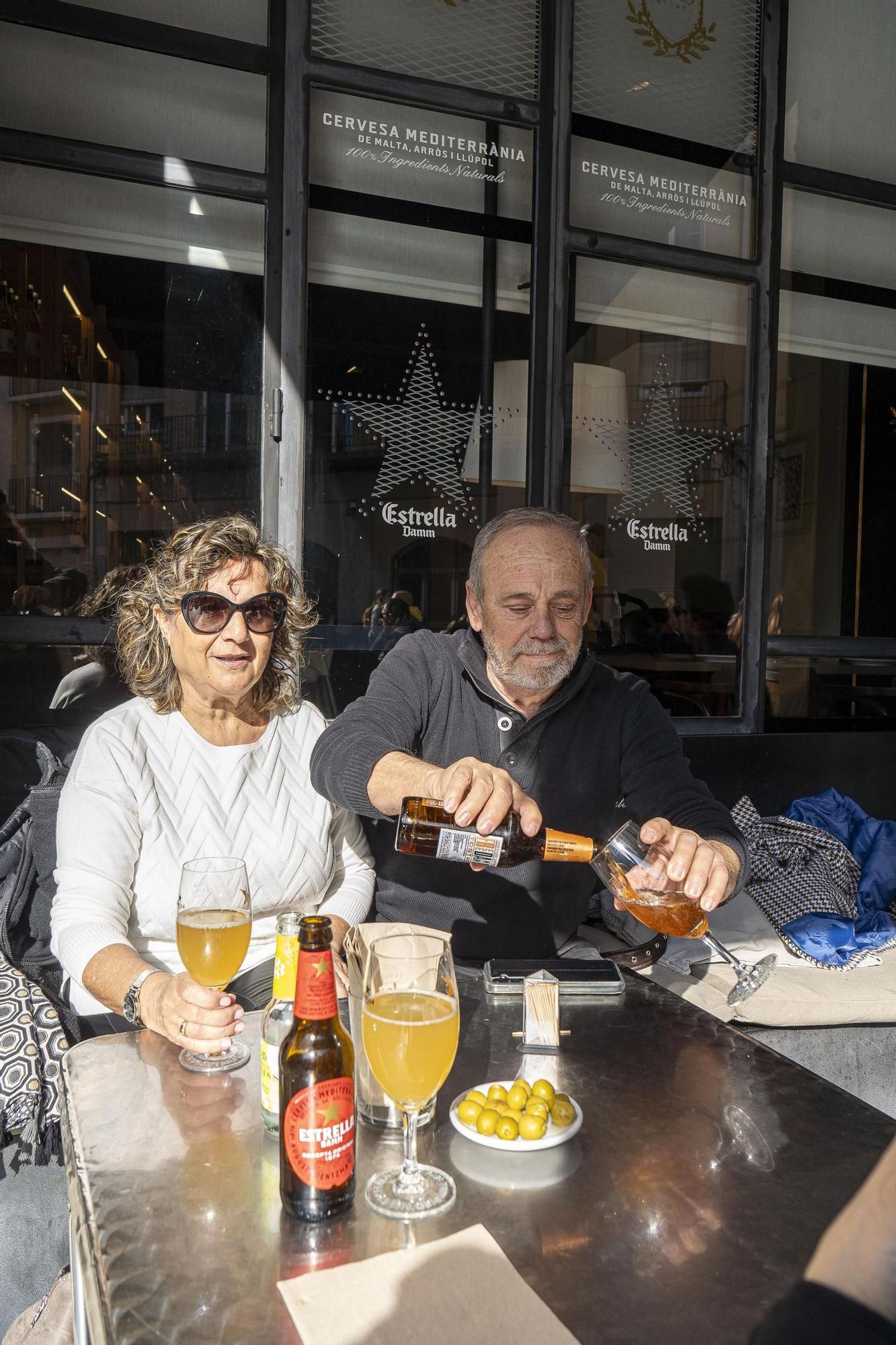 Terrasses plenes al Bages al gener, i en màniga curta