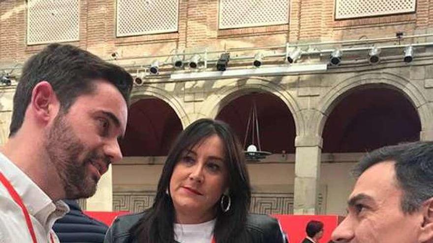 Fagúndez conversa con Pedro Sánchez y Ana Sánchez.