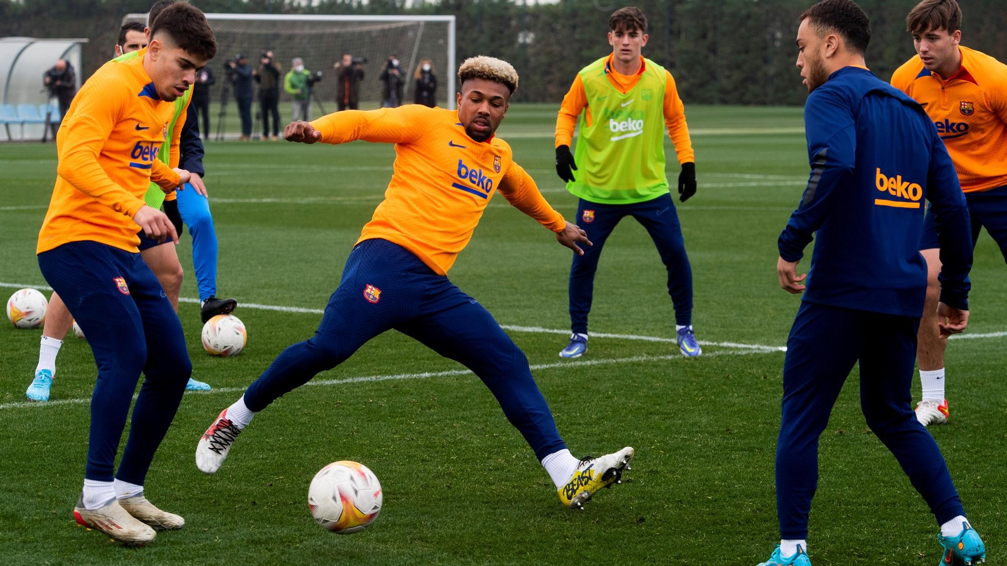 Adama, en el centro de un rondo, en el entrenamiento de este sábado.