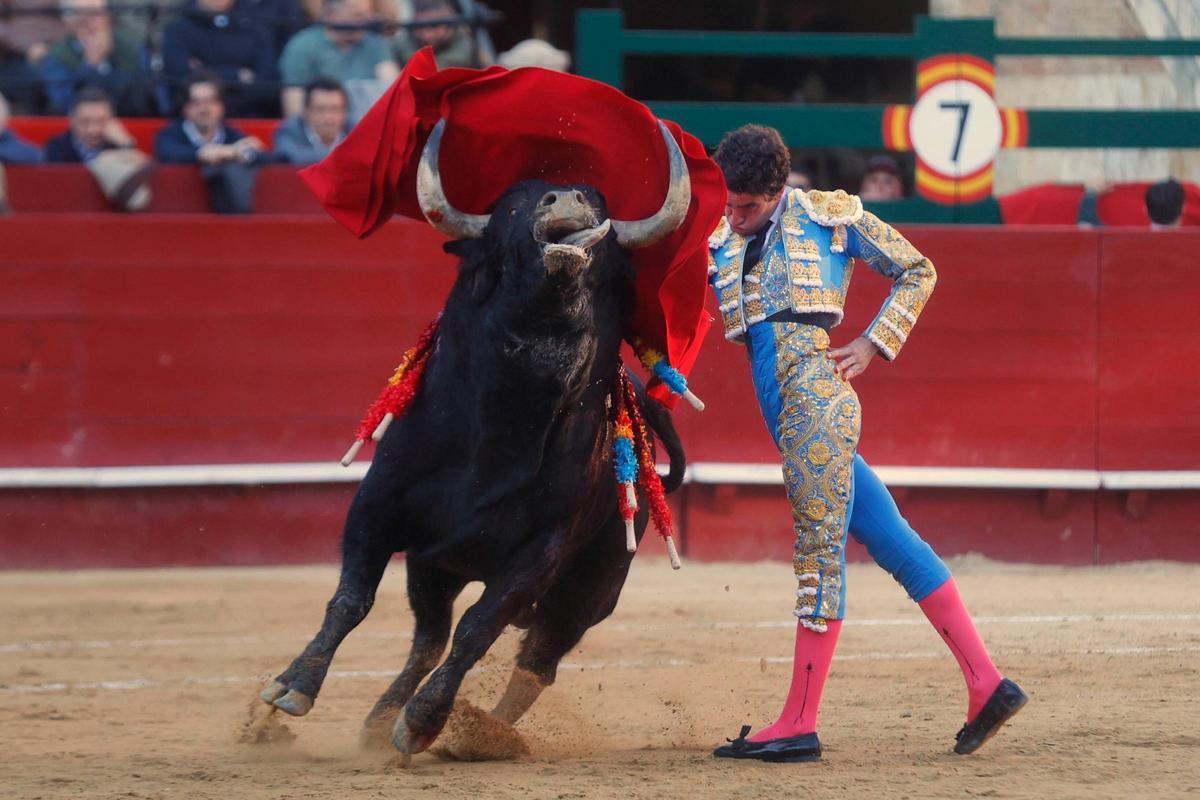 Tarde de toros de Santiago Domecq en la Feria de Fallas con Perera, Víctor Hernández y Marco Pérez