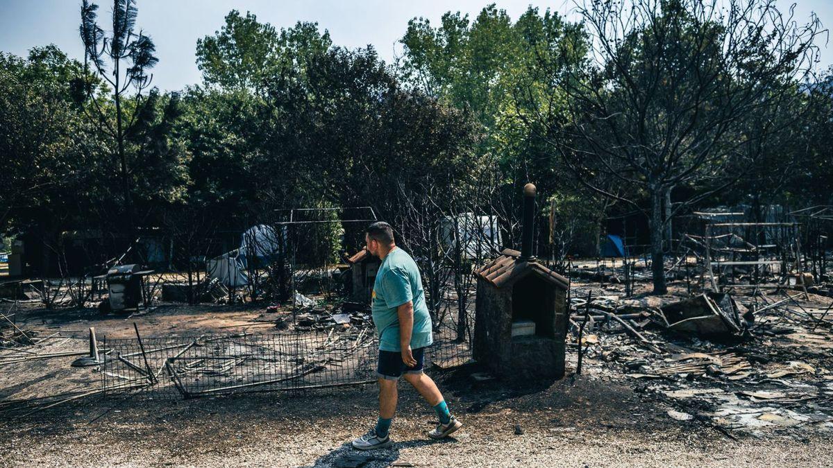 Un hombre pasea por las instalaciones del camping Arosa 2 de Ribeira, calcinado por un fuego originado en Boiro.