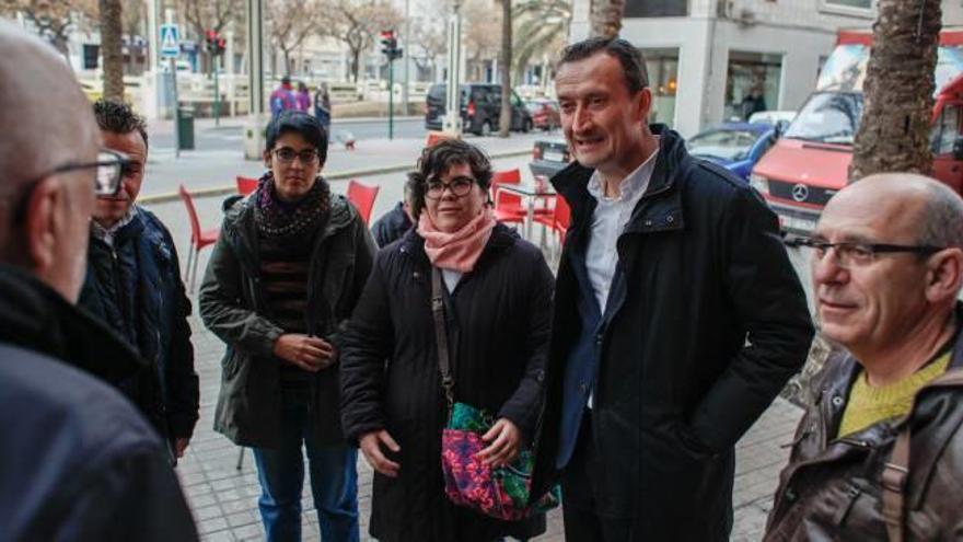 Las dos comisiones negociadoras, la de Compromís y el PSOE, a su llegada a la sede de los socialistas.