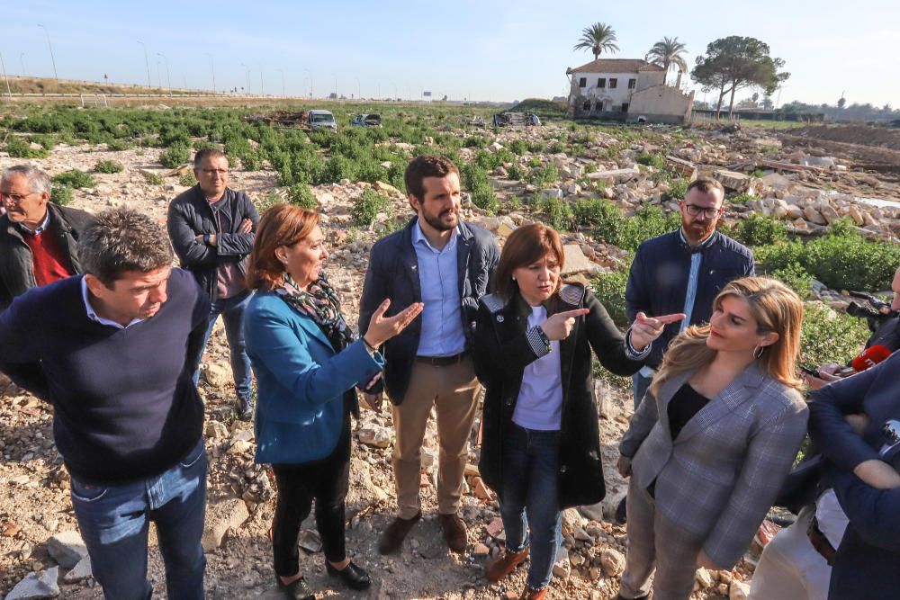 Pablo Casado, Isabel Bonig y Carlos Mazón visitan la zona en la que se rompió la mota del río en Almoradí