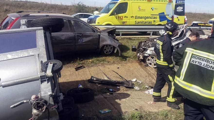 Fallece un varón y dos personas resultan heridas en una colisión entre dos vehículos en León