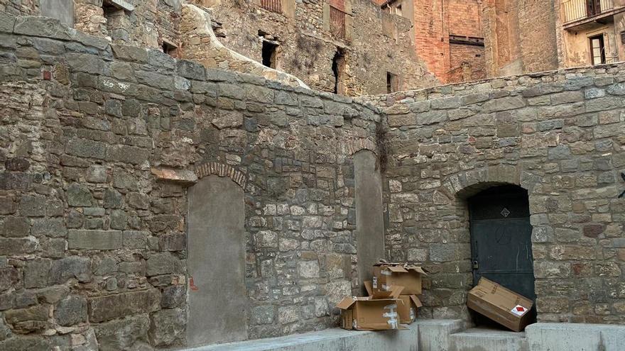 Queixa per unes capses de pirotècnia per al Correfoc de Manresa oblidades a la placeta del carrer de Na Bastardes