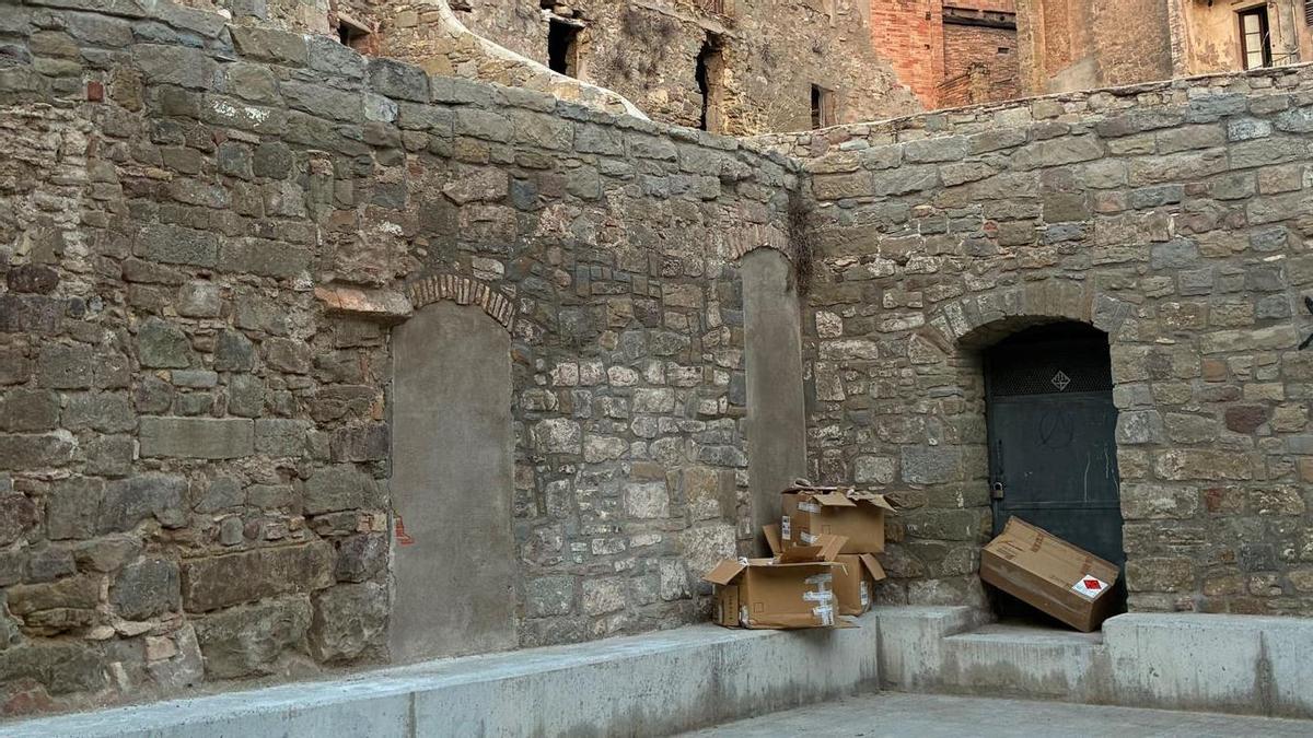Queixa per unes capses de pirotècnia per al Correfoc de Manresa oblidades a la placeta del carrer de Na Bastardes