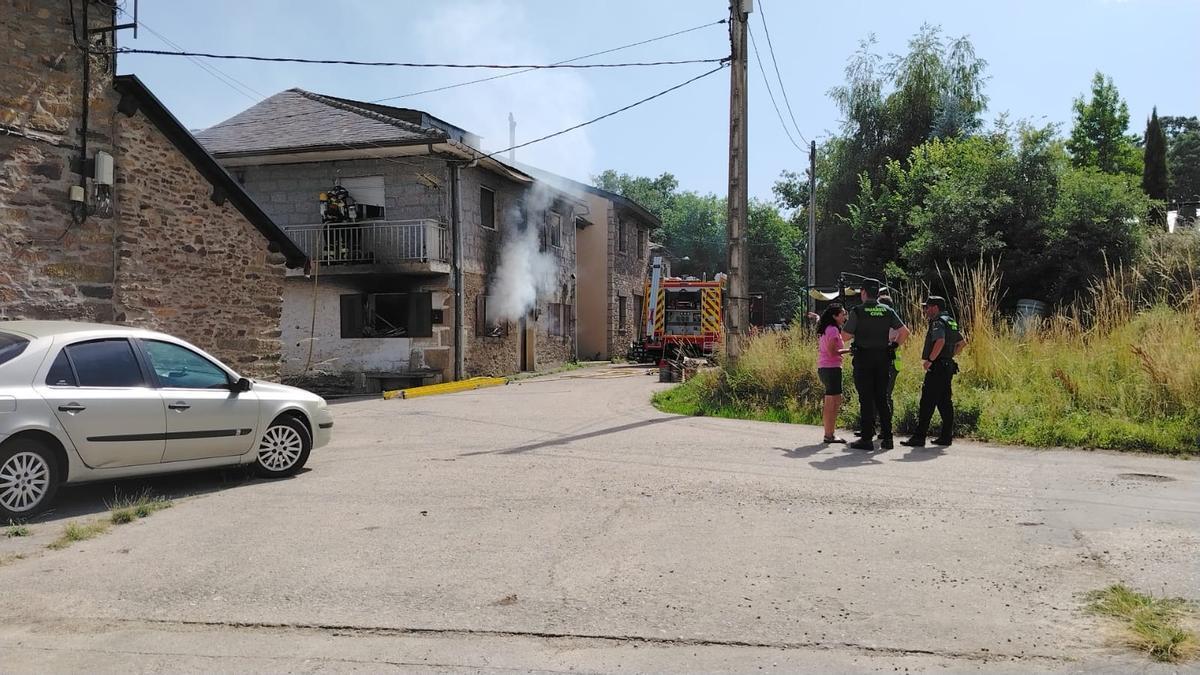 GALERÍA | Incendio en una vivienda de Barrio de Lomba