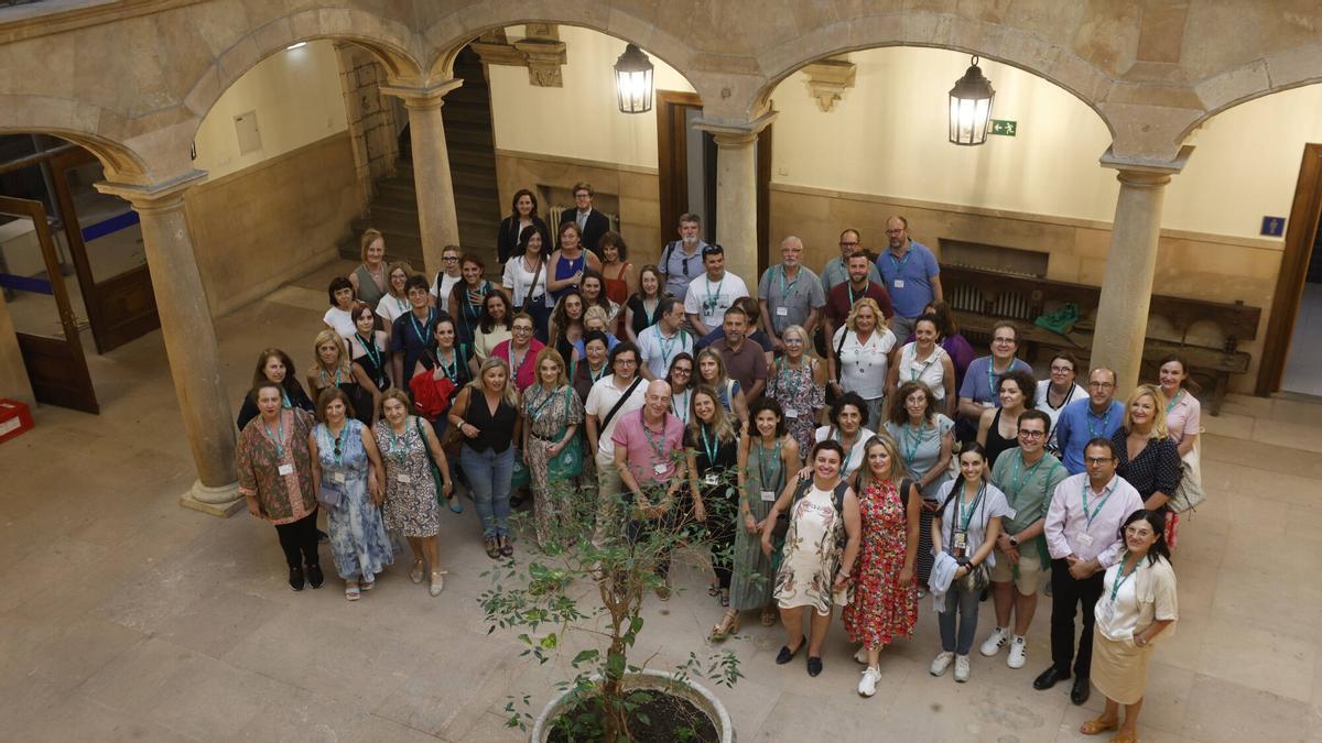 Inspectores en la visita guíada a la sede del Tribunal Superior de Justicia de Asturias tras la conferencia de Jesús Chamorro, presidente del TSJA.
