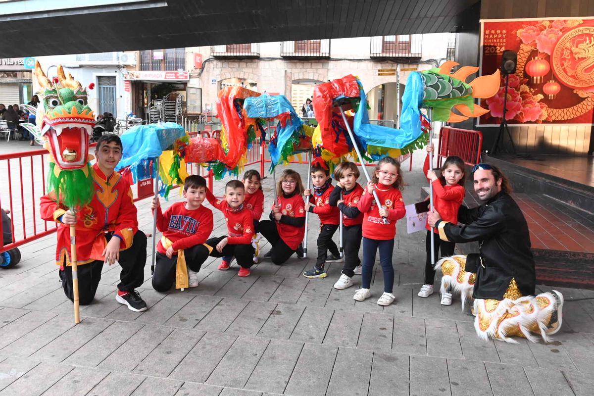 Rubén Solera, con alumnado de su escuela en Vila-real, durante las celebraciones del Año Nuevo Chino.