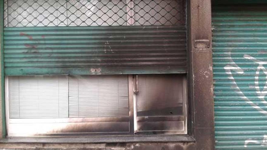 Daños por el incendio en la puerta de la sede. // FdV