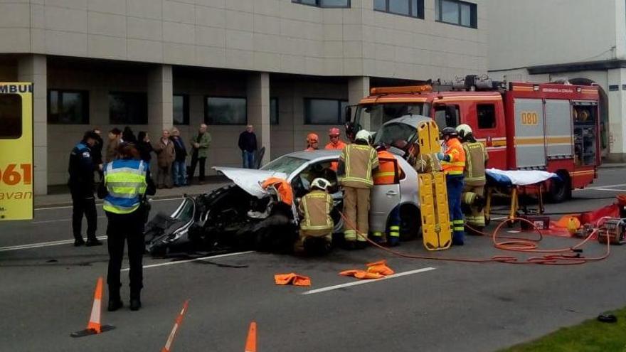 Un conductor resulta herido al impactar su vehículo contra una columna