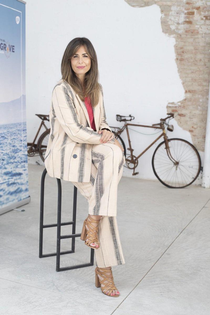 El look de Nuria Roca con traje de rayas y sandalias de tacón