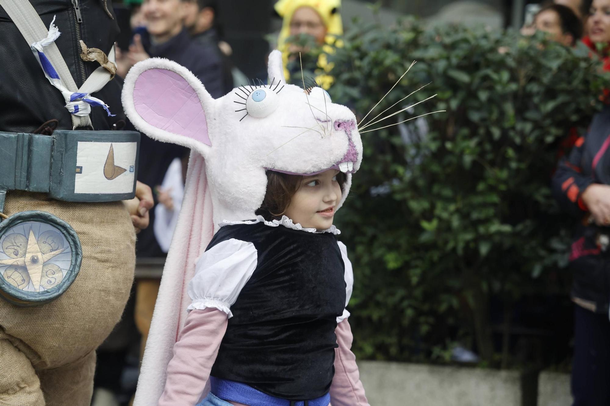 Santiago disfruta del tradicional desfile de martes de Entroido