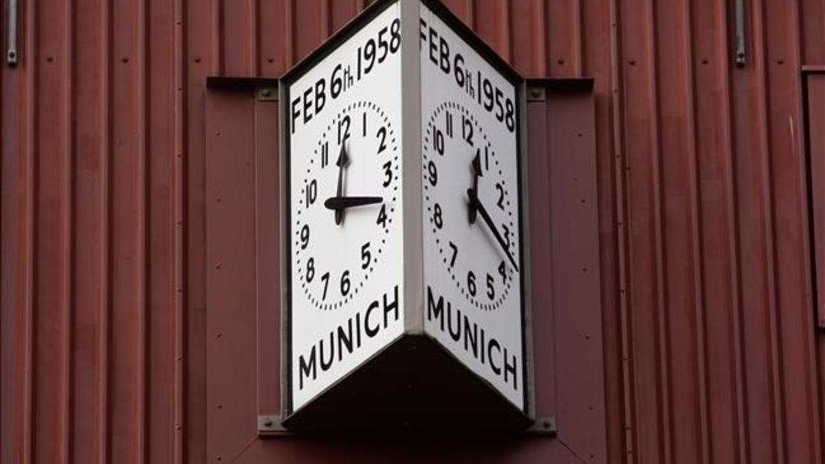 El reloj de Old Trafford, con la hora del accidente de 1958