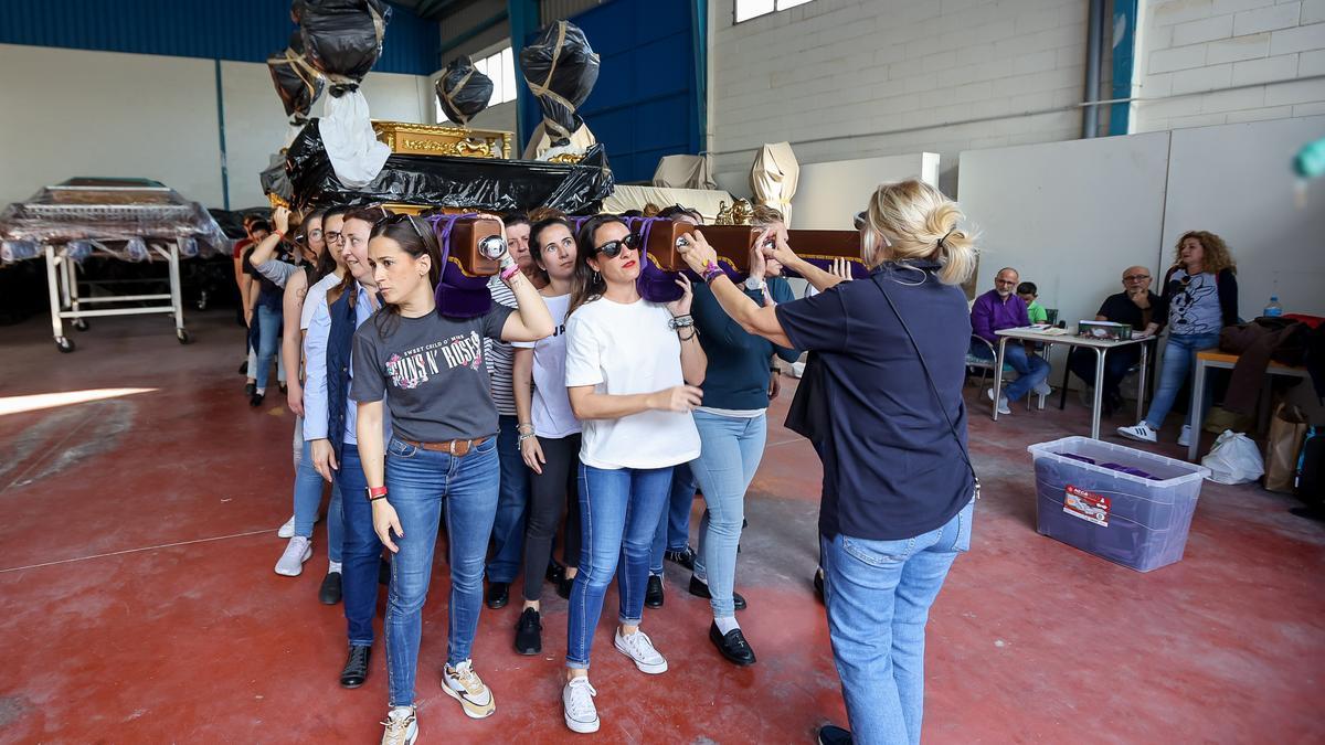 Las costaleras de Nuestro Padre Jesús, durante un ensayo.