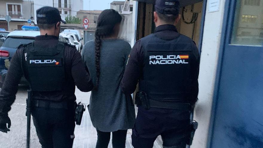 Agentes de la Policía Nacional llevan detenida a la presunta ladrona.