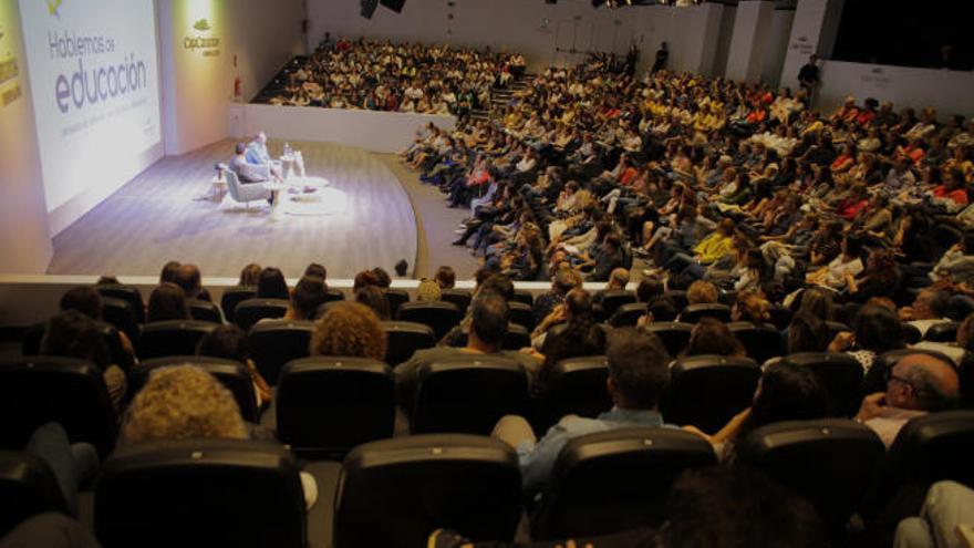 Imagen del auditorio del Espacio CajaCanarias de Santa Cruz de Tenerife completamente lleno para presenciar la conferencia de Albert Espinosa.