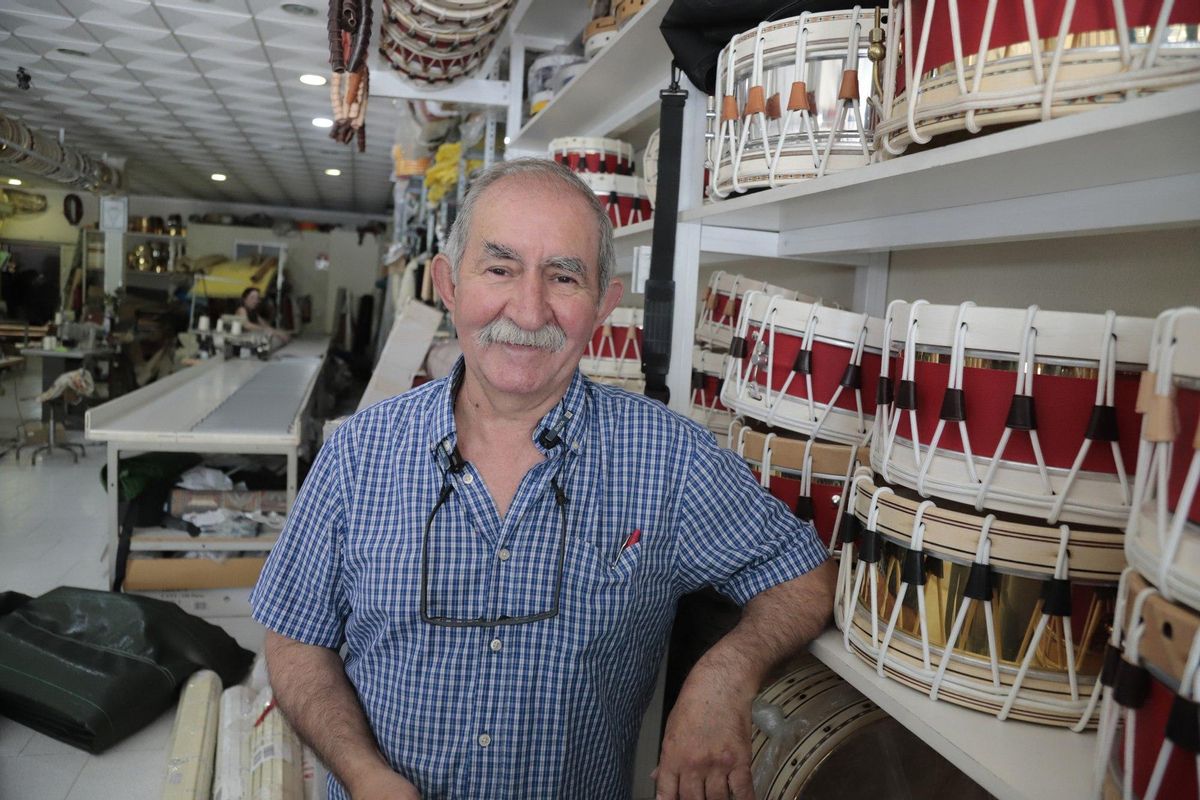 Enrique Luque posa junto a los tambores de su taller.