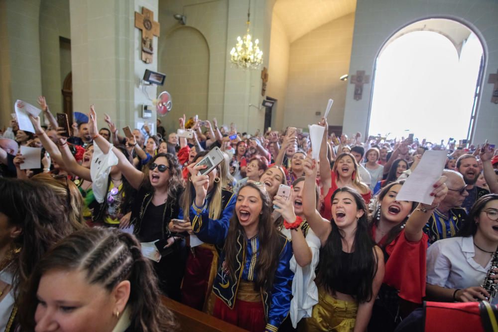 La imagen de San Antón vuelve a presidir el altar mayor de la iglesia de Santa Ana.