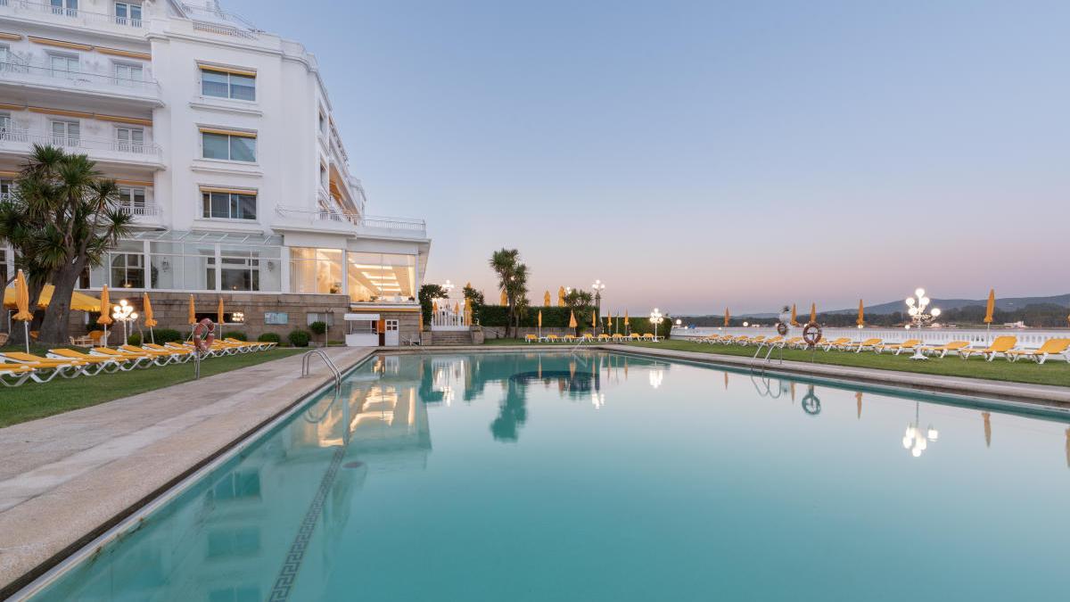 La piscina exterior del Eurostars Gran Hotel La Toja.