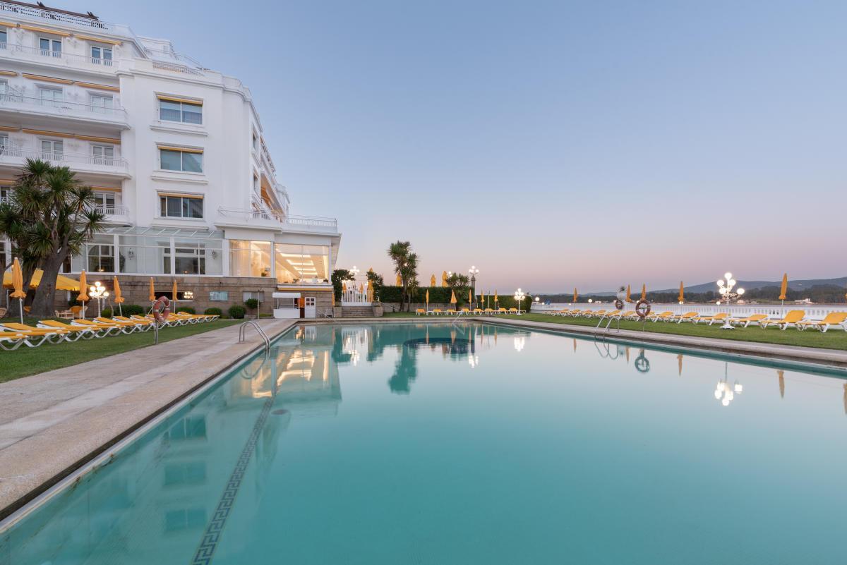 La piscina exterior del Eurostars Gran Hotel La Toja.