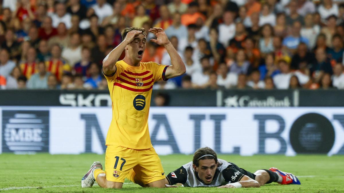 Marc Casadó se lamenta junto a Yarek Gasiorowski durante el Valencia-Barcelona de la primera jornada de la Liga 2024-25.