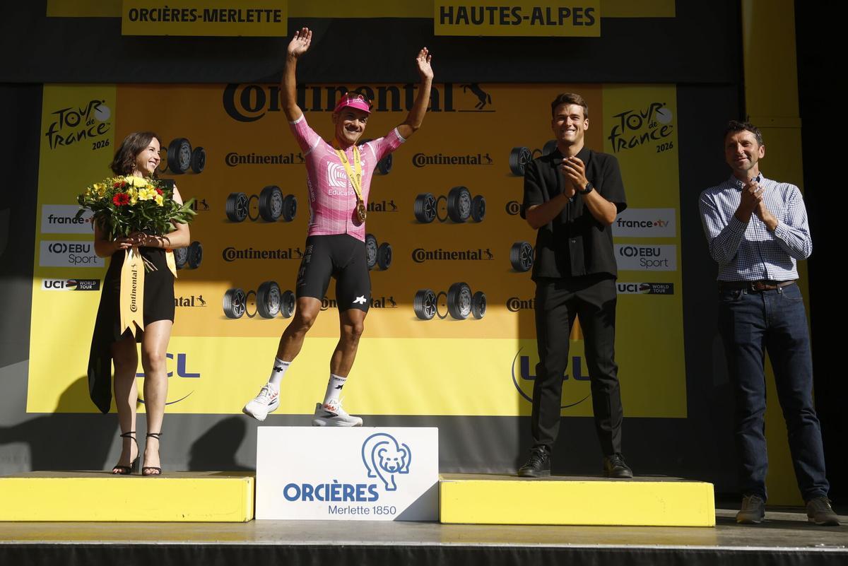 Richard Carapaz recibe los aplausos en el podio por su victoria en la 18ª etapa del Tour de Francia.