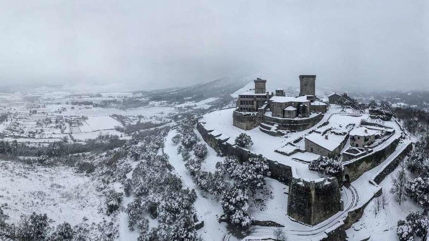 Vista del valle de Monterrei, en Ourense, ayer, cubierto de nieve. // Antonio Martín Vaz / Infinity Rpas