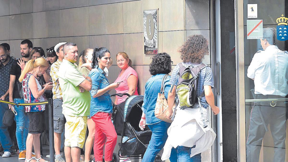 Cola de ciudadanos para solicitar las ayudas al alquiler de la Comunidad Autónoma.