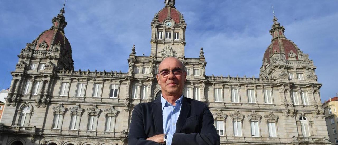 Francisco Jorquera, ante o Palacio Municipal