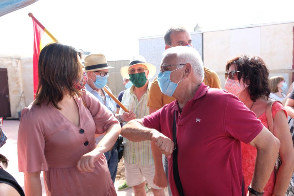 10-08-20 Inicio de la exhumacion de la fosa comun del cementerio de Monovar con fusilados y represaliados de la Guerra Civil y el franquismo, visita de la consellera Rosa Perez Garijo, memoria historica