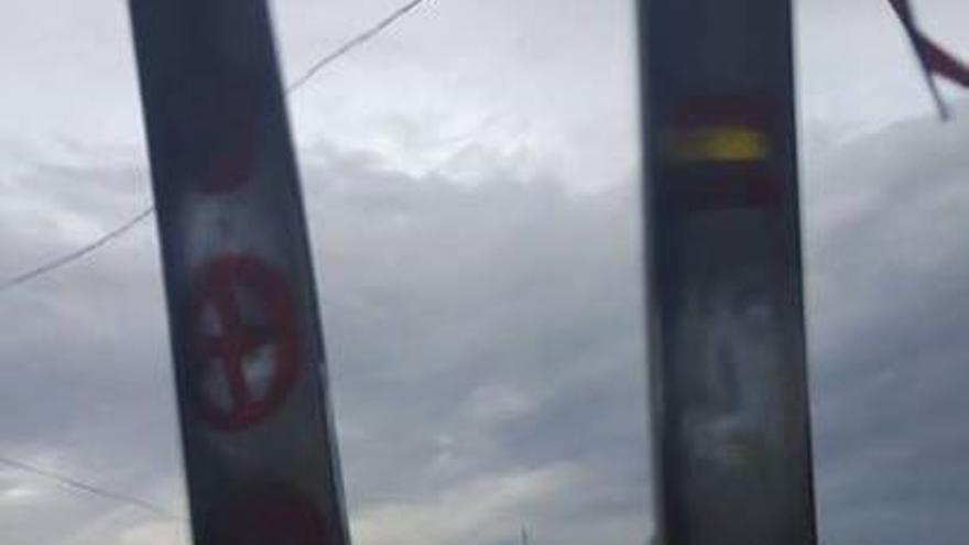 Más pintadas con cruces que utiliza la iconografía neonazi.