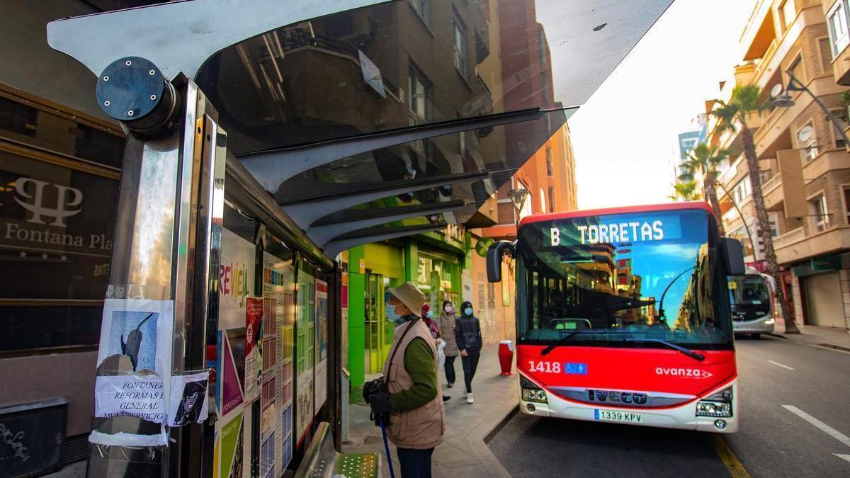 Parada del transporte urbano en la calle Ramón Gallud de Torrevieja