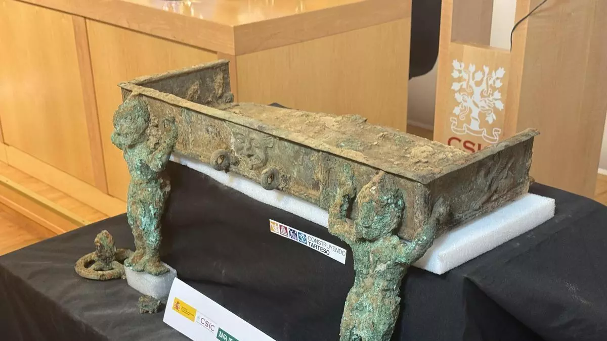 Hallan en el Turuñuelo un carro de bronce, pieza única que conecta Guareña con el lujo mediterráneo de hace 2.500 años