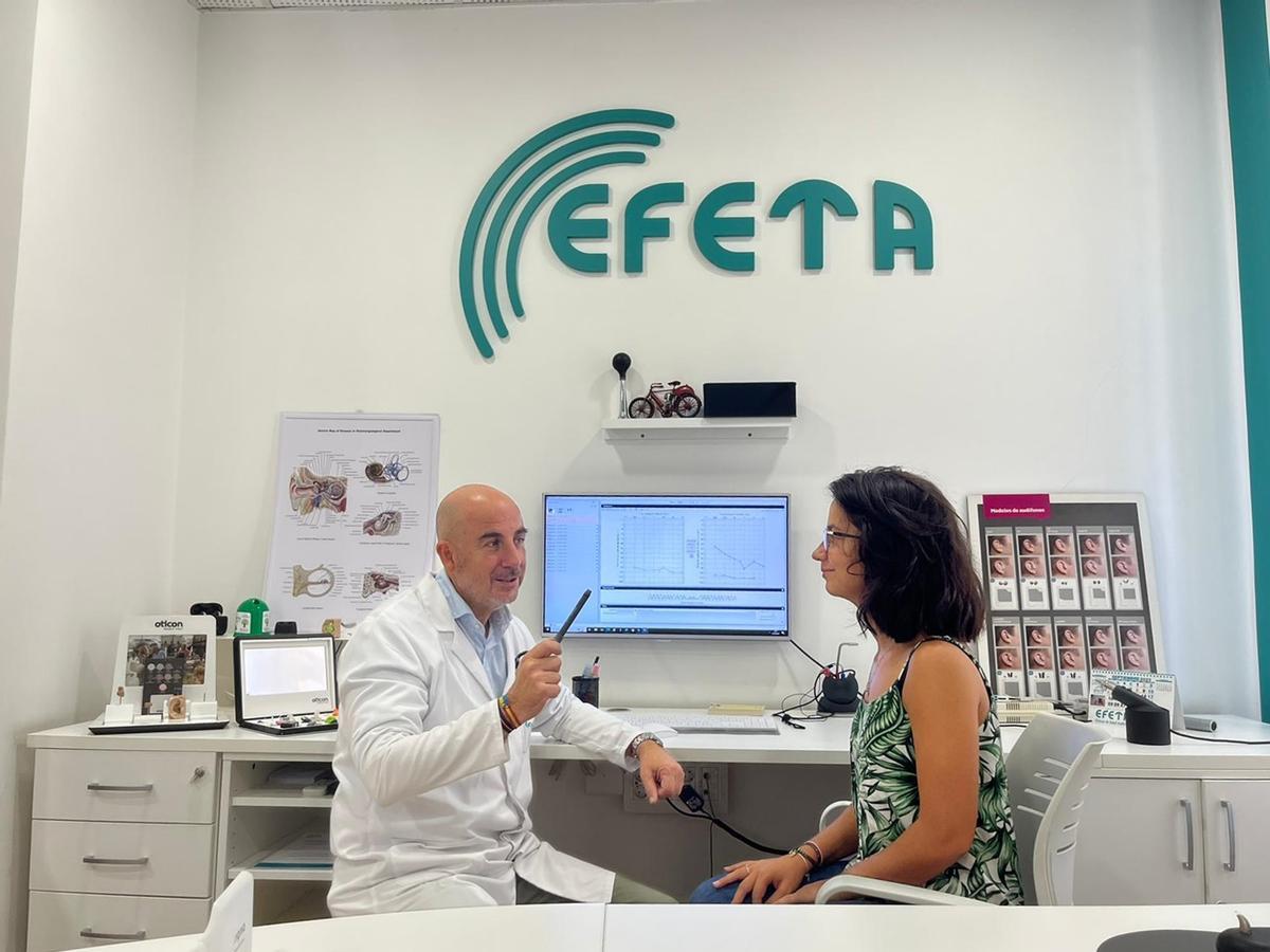 Javier Amián, director de Clínicas Efeta con una paciente.