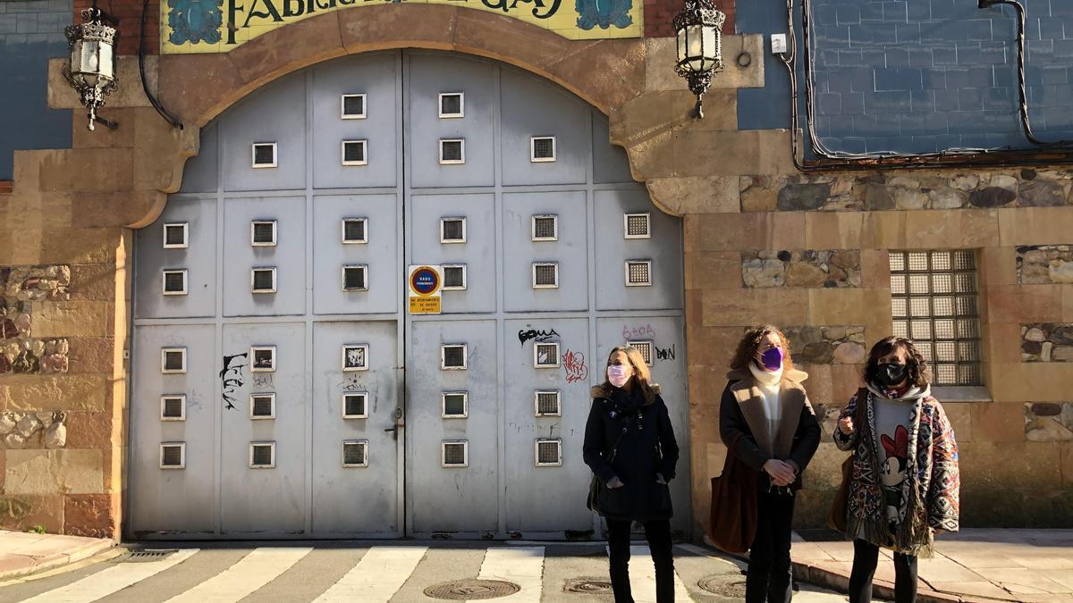 Ángela Vallina, Cristina Pontón y Flor Tejo, delante de la puerta de entrada a la Fábrica de Gas de Oviedo