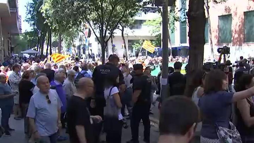Tensión entre partidarios y detractores de la Guardia Civil en Barcelona
