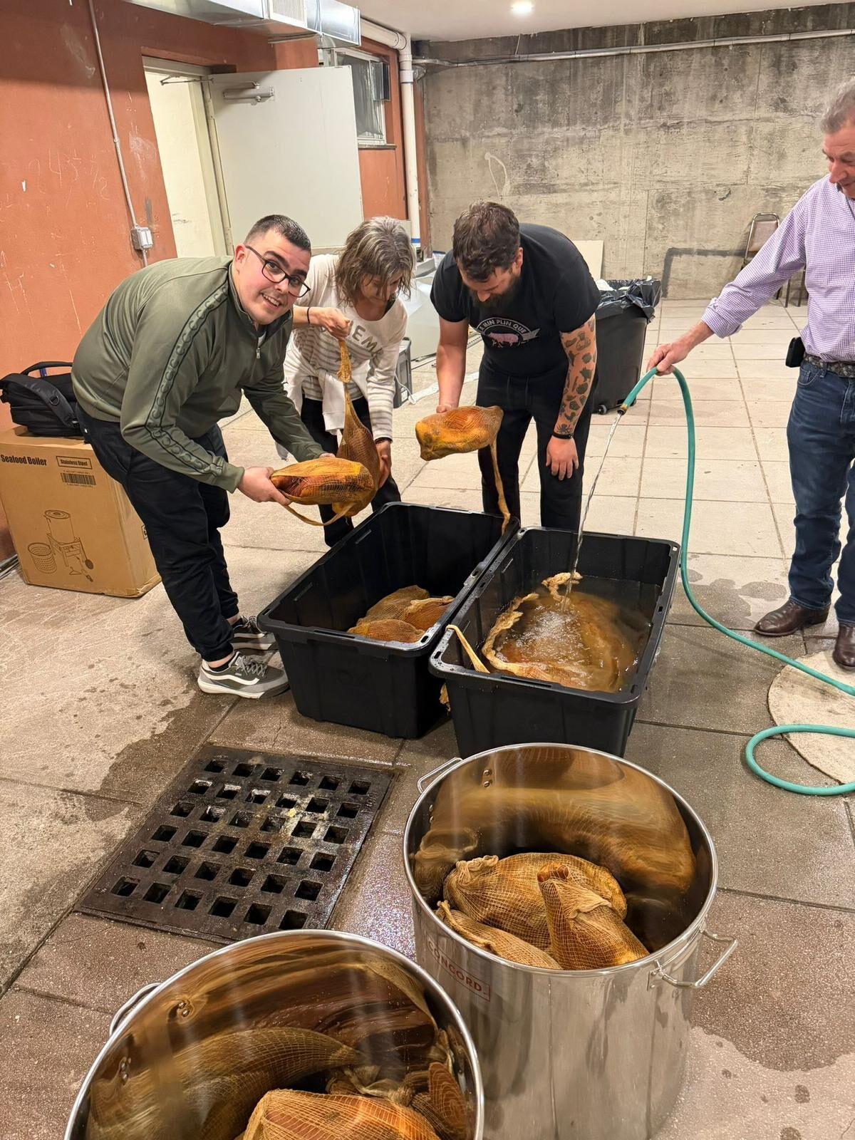COCINEROS DE LALÍN EN NUEVA YORK PREPARANDO LA CARNE PARA EL COCIDO DE MAÑANA