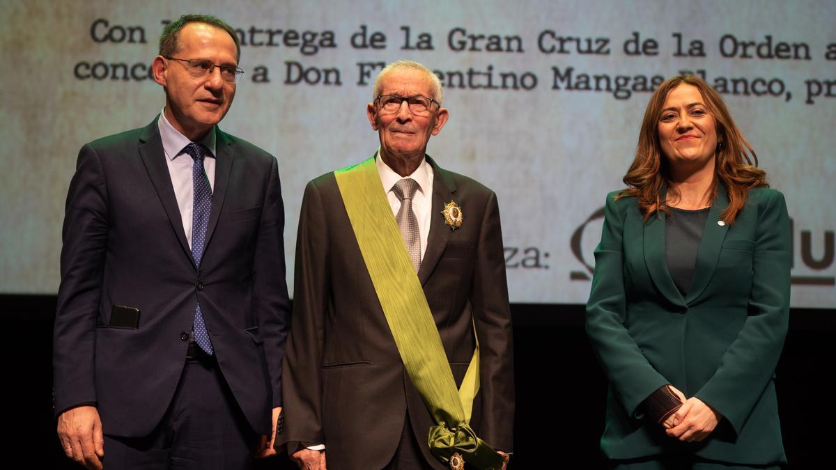 Florentino Mangas recibe la Medalla al Mérito Agrario de manos de la delegada del gobierno y el subdelegado del Gobierno