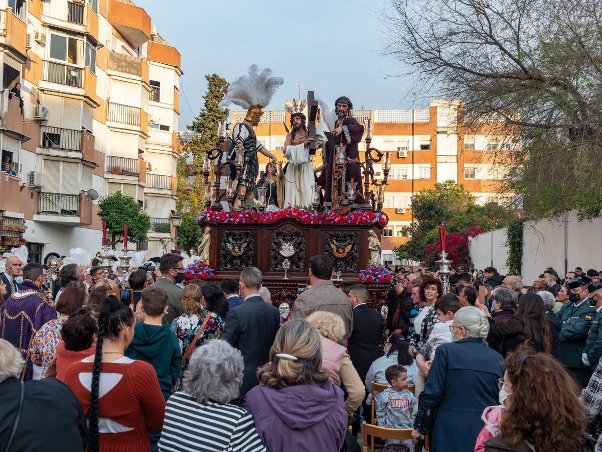 Bendición y Esperanza procesionando el Viernes de Dolores por el Polígono Sur.