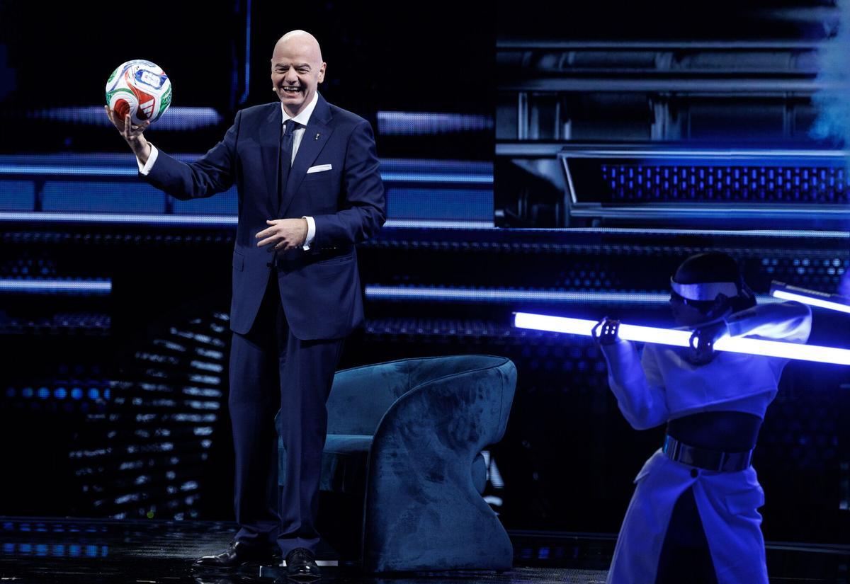 El presidente de la FIFA, Gianni Infantino, habla durante el Foro de Negocios de América en su edición inaugural en Estados Unidos, que se celebra en el Kaseya Center en Miami, Florida. EFE/EPA/CRISTOBAL HERRERA-ULASHKEVICH